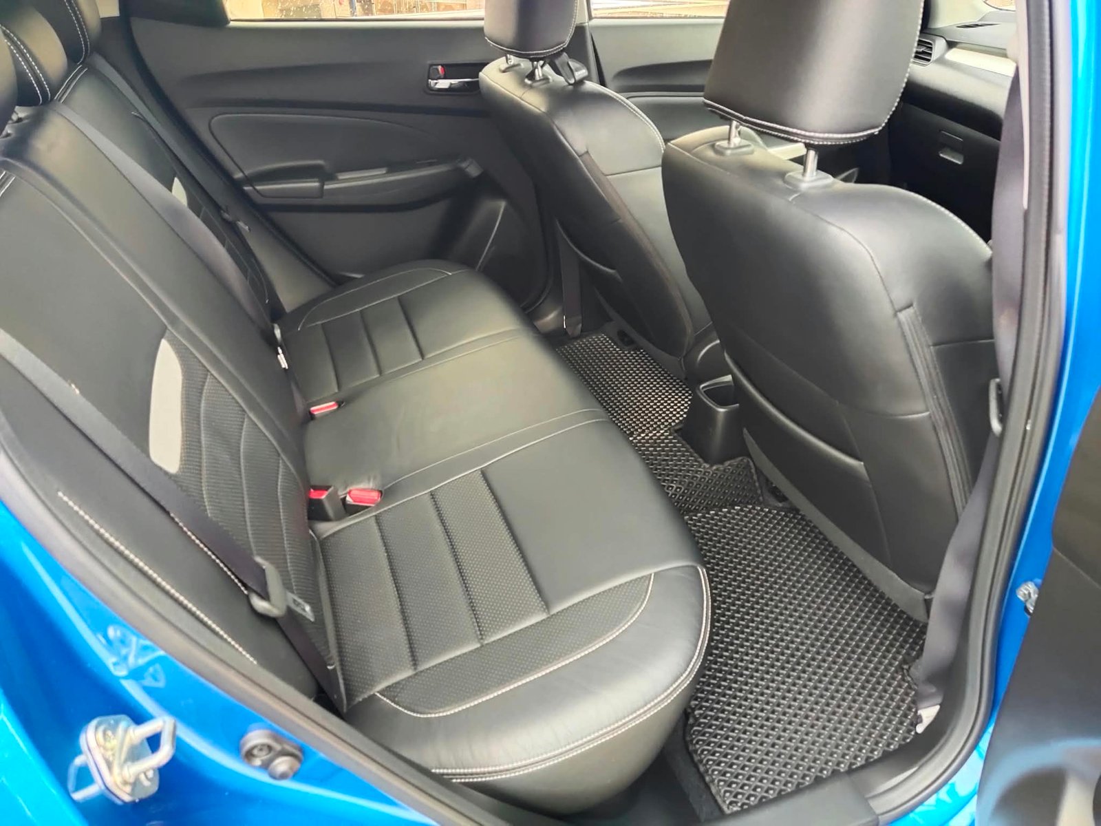 Suzuki Swift 1.0 Turbo GLX photo 8